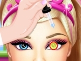 Play Super Barbie eye treatment now