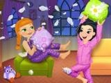 giocare Crazy pillow fight sleepover party